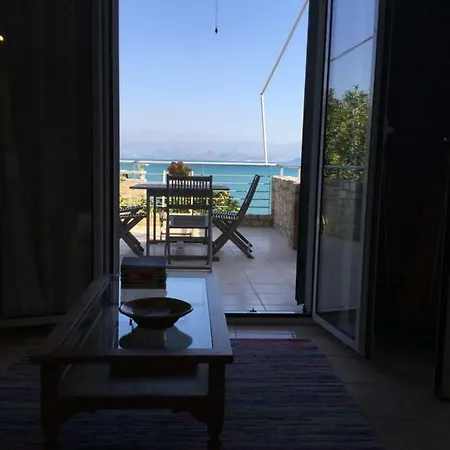 Seafront ιι In Kiveri, Near Nafplion. 아파트 *
